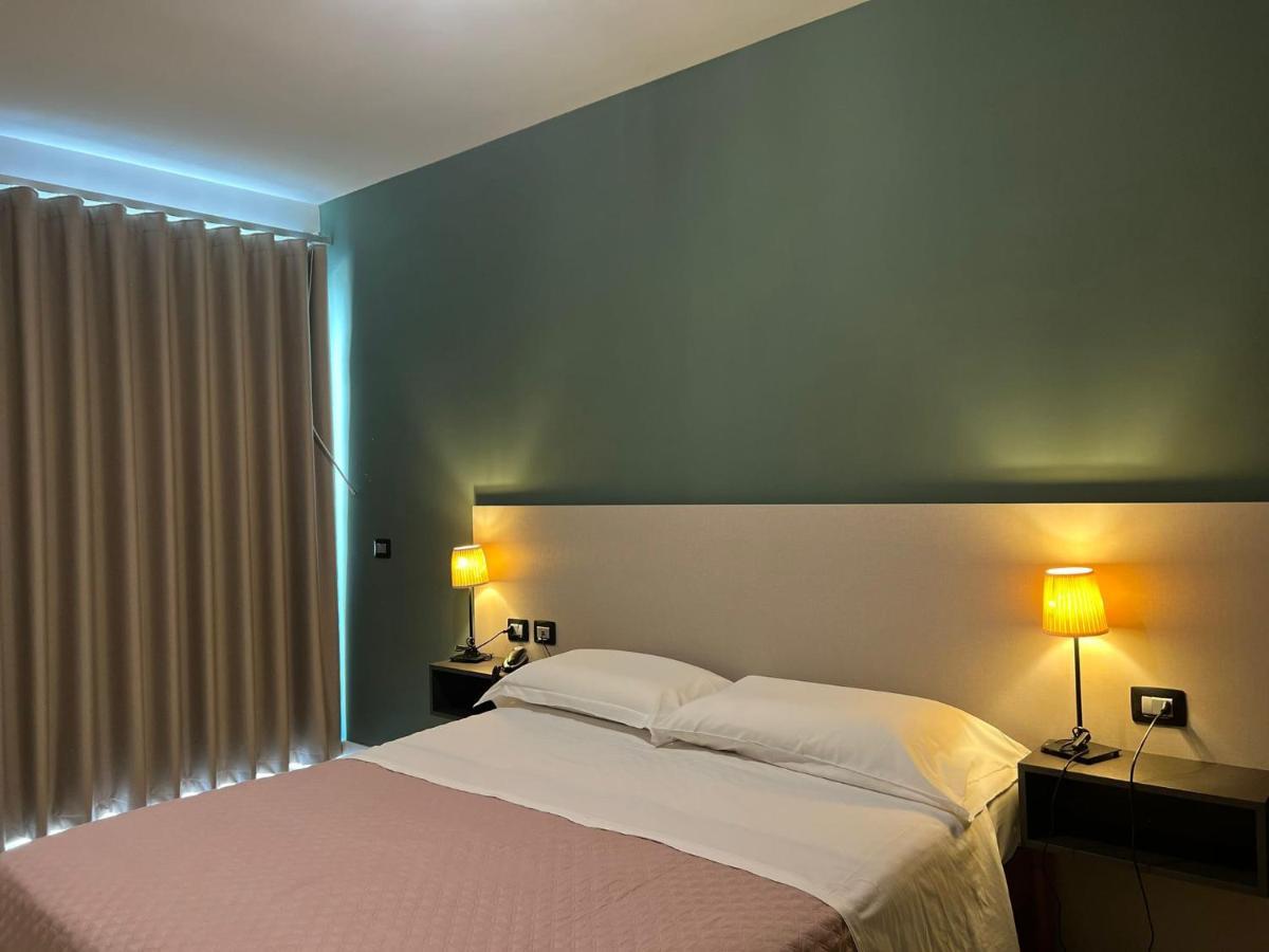 אברסה Hotel Futuro מראה חיצוני תמונה