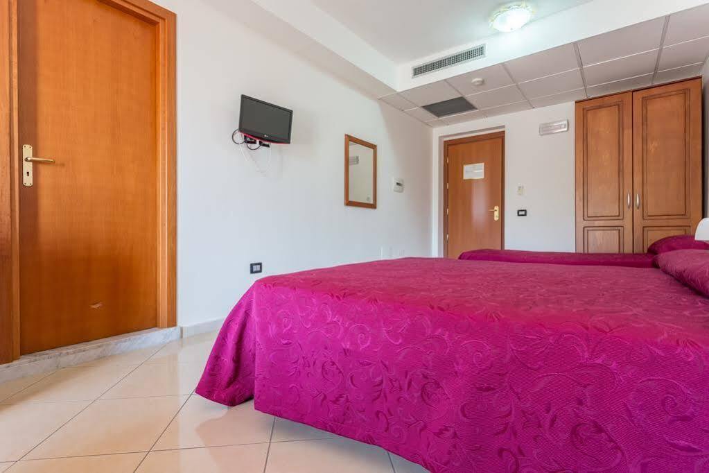 אברסה Hotel Futuro מראה חיצוני תמונה